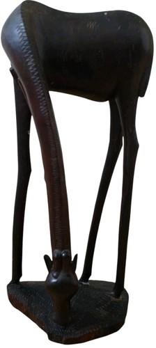 Afrikanische holzfigur giraffe - afrikanische,