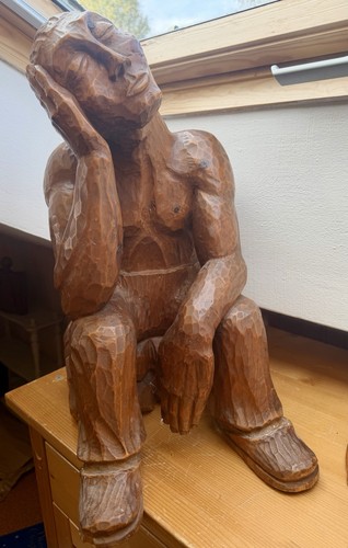 Große holzskulptur der - holzskulptur, „der