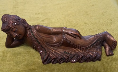 Buddahfigur liegend mit