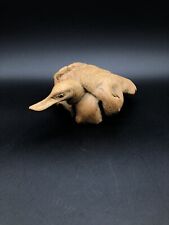 Geschnitzter Vogel auf Parasit