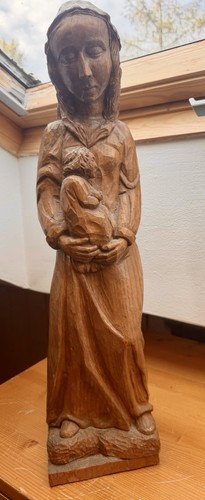 Große holzskulptur mutter mit - mutter,